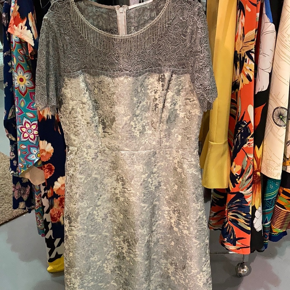 Silver tahari